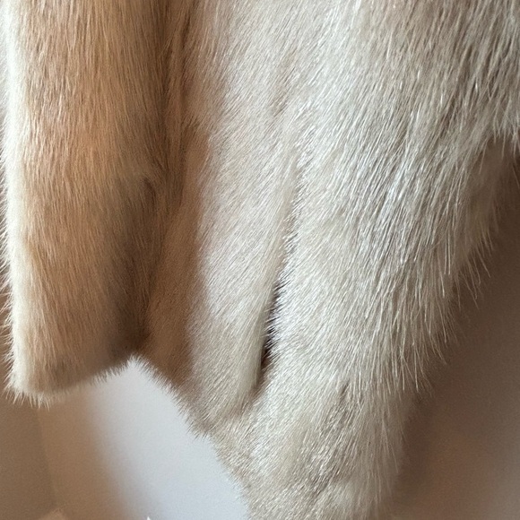 Vintage White Mink Shawl - Picture 8 of 9